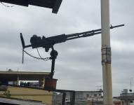 Imagen de la ametralladora que fue hallada en el balcón de una vivienda en el Batallón de Suburbio, suroeste de Guayaquil.
