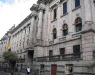La fachada del edificio de la Vicepresidencia de la República en el Centro Histórico de Quito.