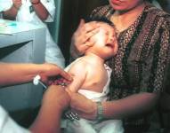 Niño recibe una vacuna contra la hepatitis