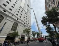 Dos personas fueron rescatadas de un andamio en el centro de Guayaquil.