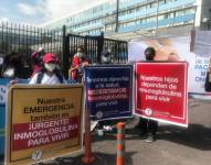 Frente al Hospital Andrade Marín de la capital se dieron cita unas 60 personas, entre familiares, enfermos y personas con discapacidad, para pedir de forma urgente medicinas, dado que aseguran que hay desabastecimiento.