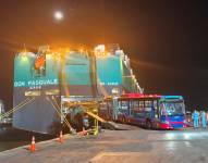 Llegada de un trolebús eléctrico al Puerto de Manta.