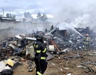Personal del Cuerpo de Bomberos de Quito apagó las llamas en la planta recicladora de residuos en Calderón.