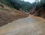 Una fotografía de la vía cerrada por el deslizamiento de tierra.