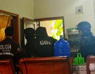 Momento en el que personal de la Policía Nacional ingresa a una vivienda durante la intervención.