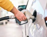 Imagen de una persona poníendole gasolina a su auto. Foto referencial.