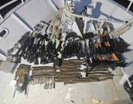 En una lancha que salió de México hacia Ecuador iban dos carabinas, 20 fusiles AK-47, una ametralladora, un fusil de francotirador Barrett, alimentadoras de fusil y cientos de municiones.