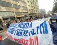 Los manifetantes se movilizan por la avenida 10 de Agosto.