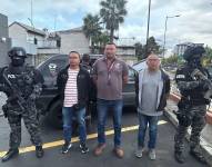 Imagen de los tres militares capturados por la Policía por presuntamente estar vinculados a organizados terroristas, en Quito.