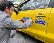 Imagen de archivo de la entrega de adhesivos de identificación y habilitaciones operacionales a taxis.