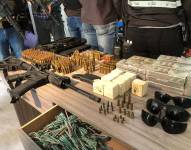 Armas, municiones y dinero incautado en operativos delincuenciales.