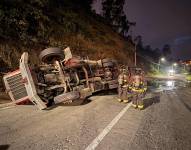 Un camión se volcó en la av. Simón Bolívar.
