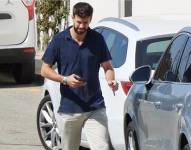 Gerard Piqué camina por las calles de Barcelona