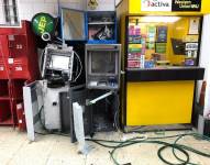 En un video de seguridad, se puede observar el momento en que los cajeros explotan.