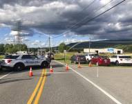 Patrullas bloquean una calle frente a una instalación donde se produjo un tiroteo en Maryland.