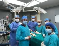 El equipo de médicos que participó en la intervención quirúrgica con la niña de 11 años en el Baca Ortiz.
