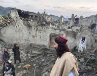 En esta imagen, distribuida por la agencia noticiosa estatal Bakhtar, afganos revisan la destrucción causada por el terremoto.