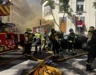 Bomberos en la zona de los hechos, controlando el incendio.