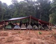 En la parroquia San Sebastián del Coca, cantón Joya de los Sachas, el ejército descubrió un campamento de un grupo ilegal armado.