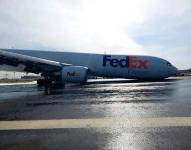 Avión de FedEx en la pista del aeropuerto