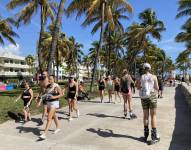 Miami Beach.- Varios jóvenes caminan por la calle Ocean Drive este sábado, durante el Spring Break.