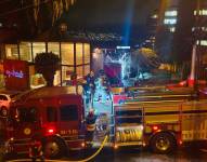 Personal del Cuerpo de Bomberos de Quito acudió al restaurante para apagar el fuego.