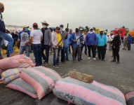 Decenas de agricultores volvieron a bloquear las vías en distintos sectores de la provincia de Los Ríos. Twitter