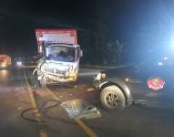 La cabina del camión quedó destrozada por el siniestro de tránsito con un tráiler.