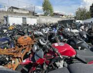 Miles de carros y motos están a intemperie en los patios de retención del Distrito Metropolitano de Quito.