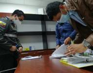 El pasado 9 de julio, la Fiscalía y la Policía ejecutaron nueve allanamientos como parte de un acto urgente para determinar si hubo irregularidades en el sorteo de causas. Foto: Fiscalía Ecuador