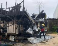 El fuego comenzó alrededor de las 04:15 de este sábado.