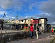 Una vivienda abandonada es refugio de habitantes de calle en el sur de Quito