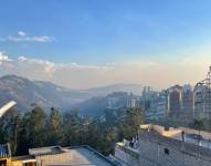 La gente pudo observar a la nube de humo desde las zonas altas de la ciudad.