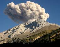 Fotografía de archivo del volcán Ubinas de Perú. EFE/Str