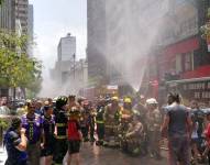 Los guayaquileños sofocaron el calor con chorros de agua de los bomberos.