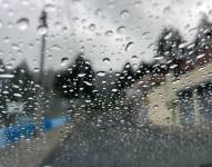 Imagen referencial de gotas de agua sobre el parabrisas de un carro.