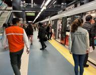 Miles de usuarios viajan diariamente en el Metro de Quito.