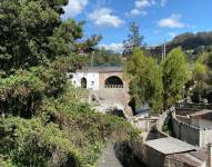 El puente que cruza el río Machángara se ubica en La Recoleta.