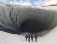El suceso habría ocurrido mientras varios turistas exploraban una cueva de hielo.
