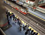 Decenas de usuarios esperan por un tren en la estación de El Labrador, al norte de Quito.