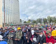 Concentración de manifestantes en el norte de Quito, a la altura del Ministerio de Agricultura.