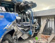 Quito: un bus se estrelló contra cinco casas; el conductor se fugó