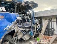 Quito: un bus se estrelló contra cinco casas; el conductor se fugó