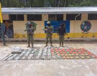 Miembros de las Fuerzas Armadas junto a material incautado usado en la minería ilegal.