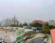 Foto panor´mica de la niebla en Quito, este 26 de febrero de 2024.