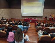 Imagen de estudiantes de la Universidad Central en un conversatorio.