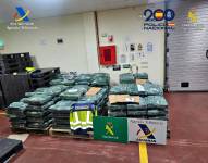 Funcionarios de Vigilancia Aduanera de la Agencia Tributaria, junto con agentes de Guardia Civil y Policía Nacional, han intervenido en el puerto de Valencia más de dos toneladas de cocaína que viajaba dentro de cajas de fruta con origen de Ecuador.