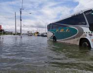 Las carreteras Babahoyo - Jujan y Babahoyo - Montalvo, se mantienen totalmente anegadas por la acumulación de agua. Foto: Twitter
