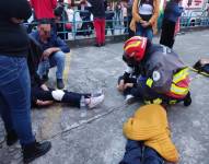 Efectivos del Cuerpo de Bomberos de Quito atendieron a los afectados tras la emergencia de esta tarde.