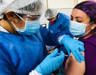 Por otro lado, la OPS informó que América registró 760.000 nuevos casos y 12.800 muertes en los últimos siete días, un 5 % y un 17 % menos que la semana anterior, respectivamente.